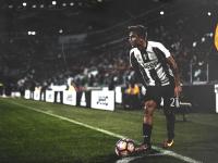 开云体育下载-战术博弈下的个体闪光，阿尔瓦雷斯爆发如何撕裂英格兰式防守锁死毕尔巴鄂