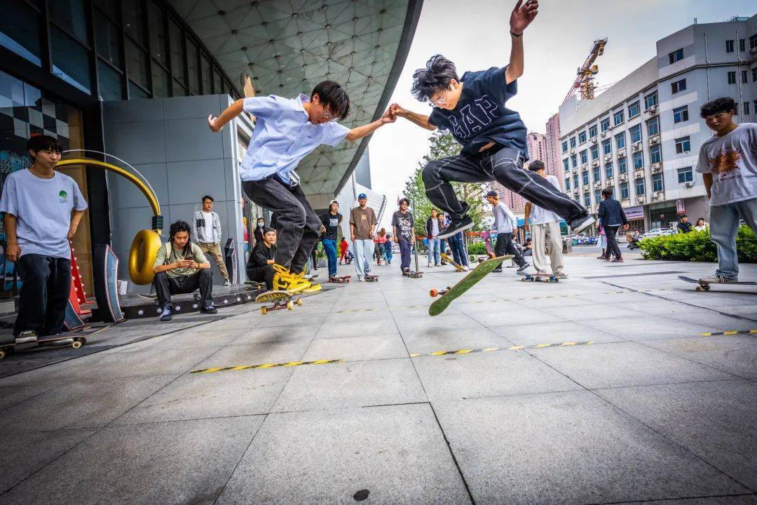 滑板运动盛行全球，青少年参与热情高涨