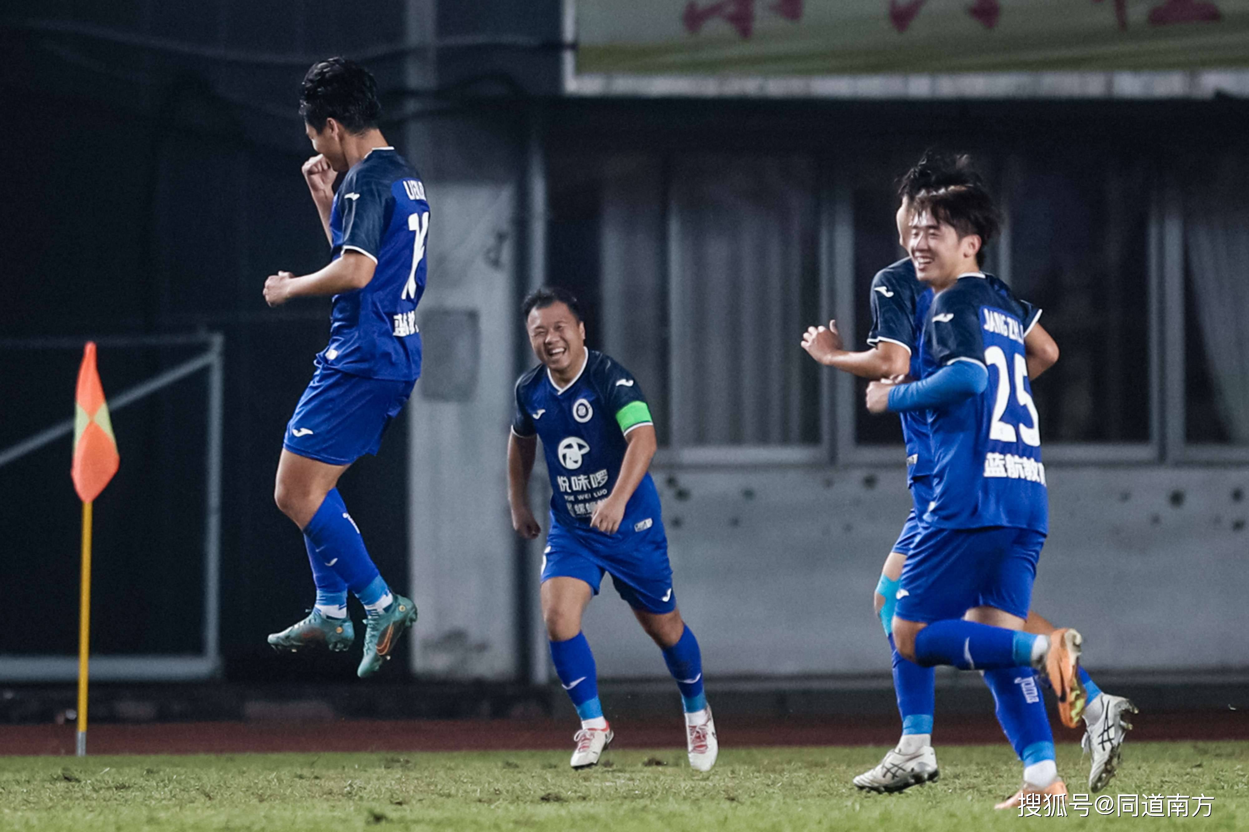 边防部队足球友谊赛激烈进行