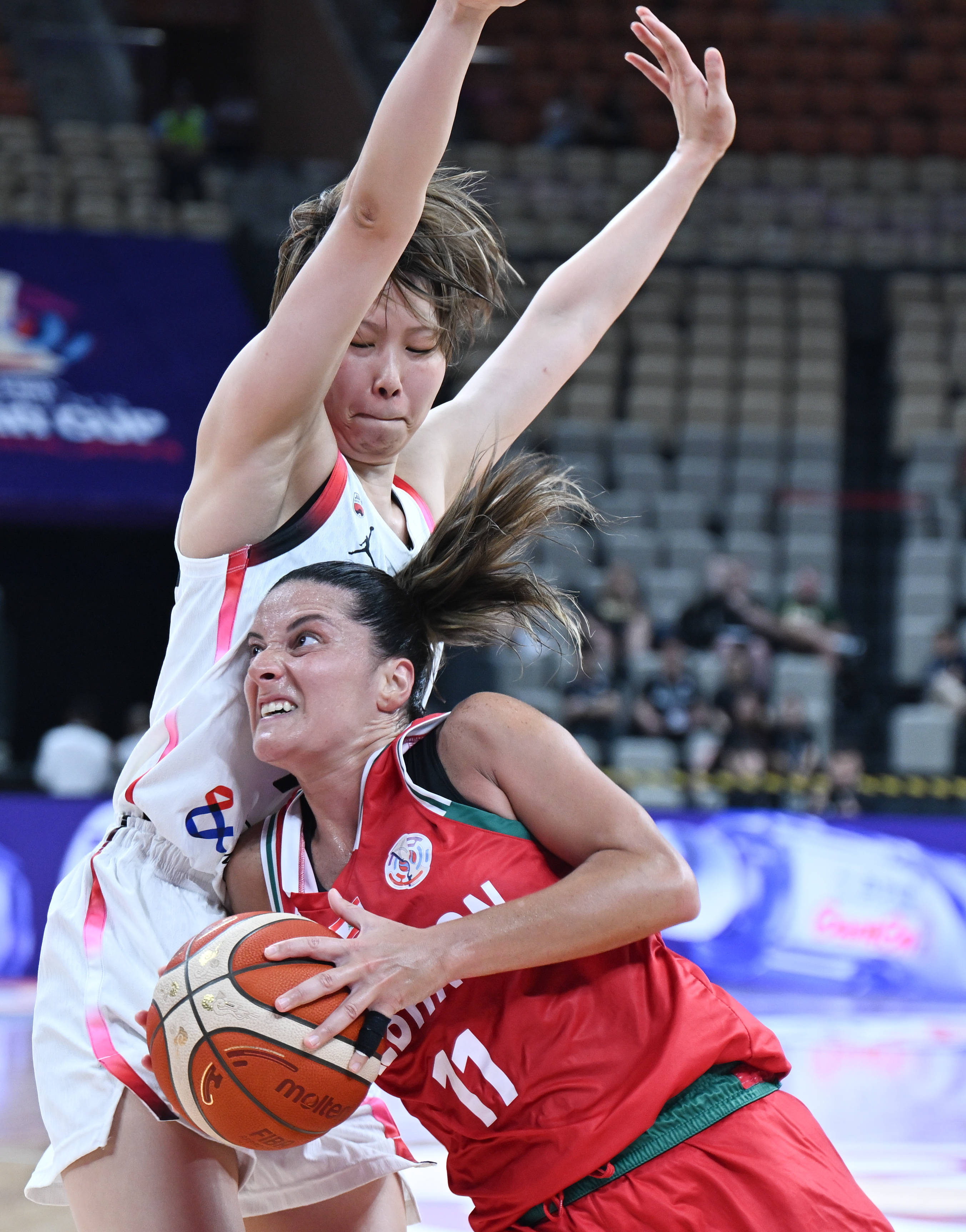 球员在全球杯篮球赛中展现出惊人的技术