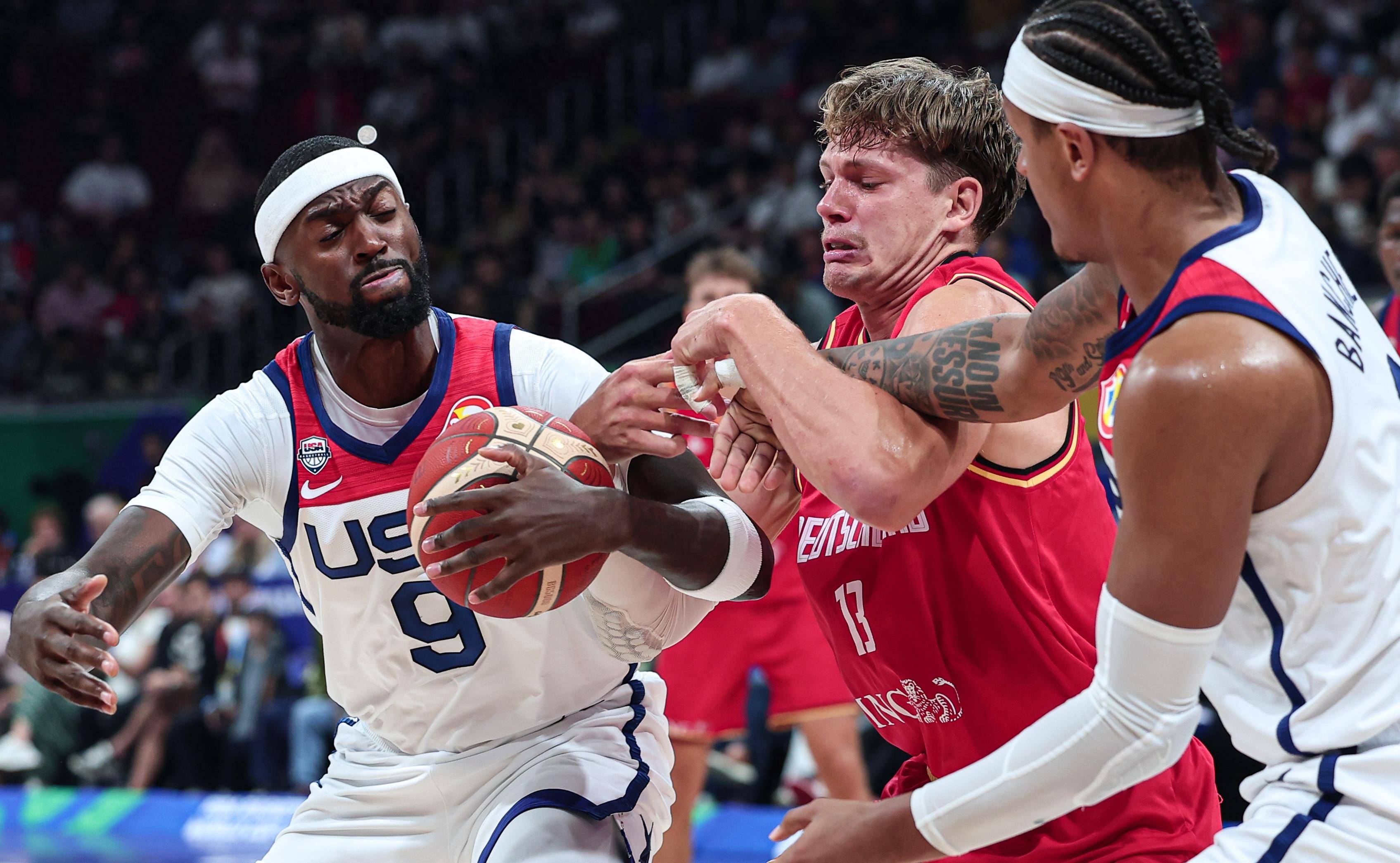 球员在全球杯篮球赛中展现出惊人的技术