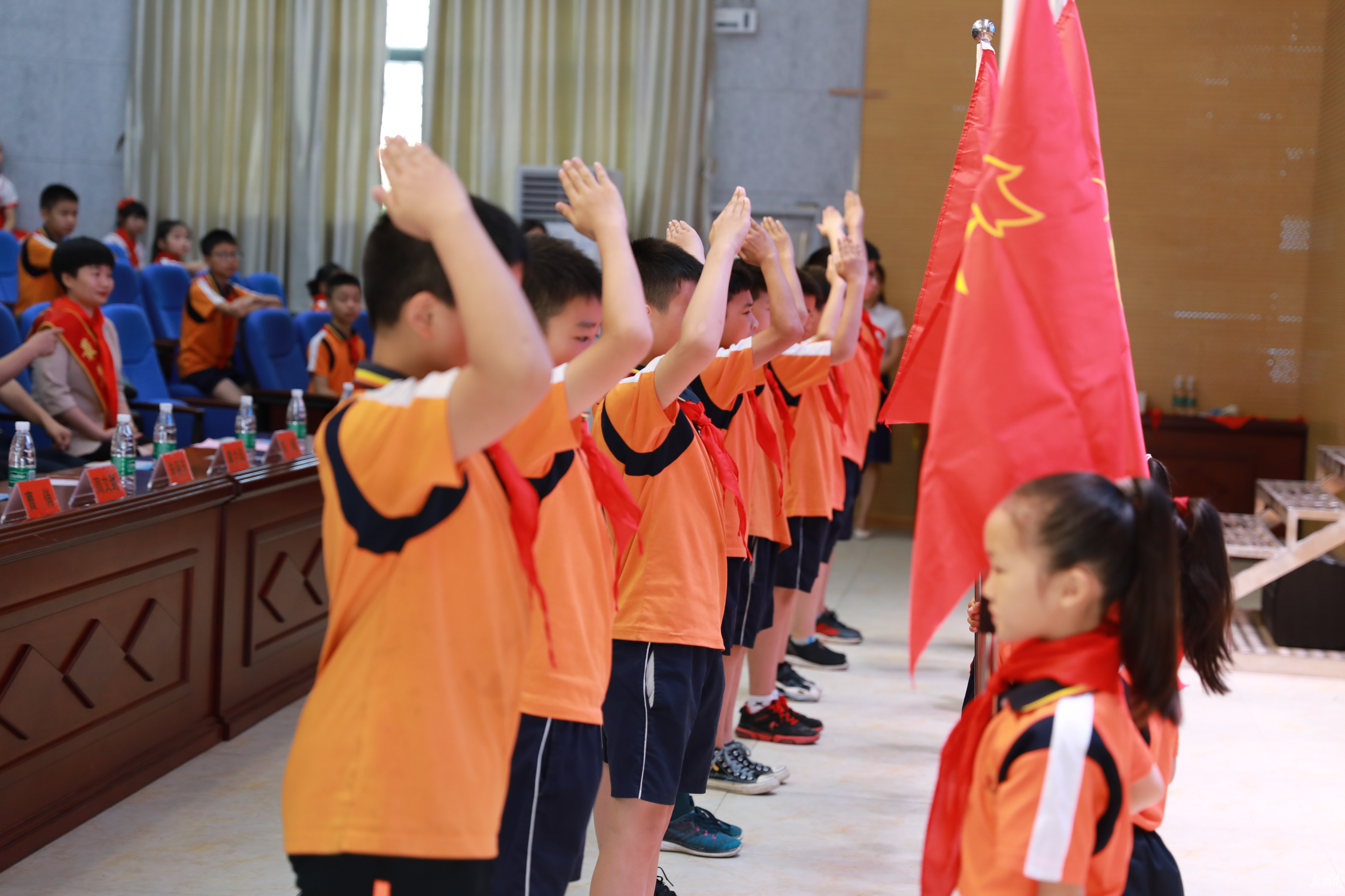 队长发表讲话，鼓励队员团结一心的简单介绍