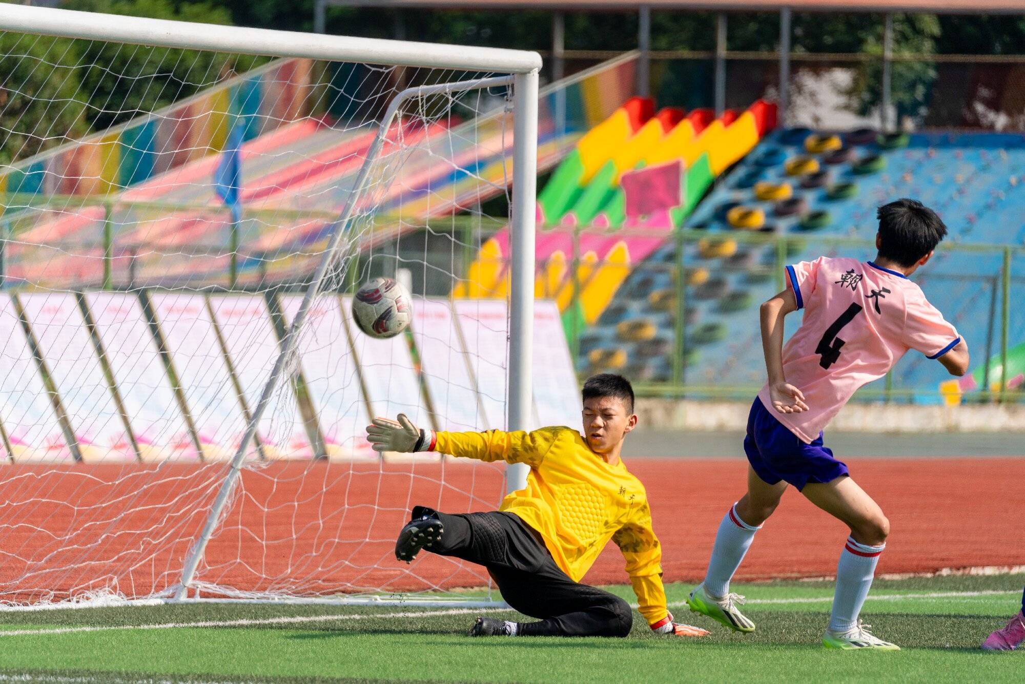 包含精彩足球对抗赛,球员技艺展现完美的词条 包含精彩足球对抗赛,球员技艺展现完美的词条