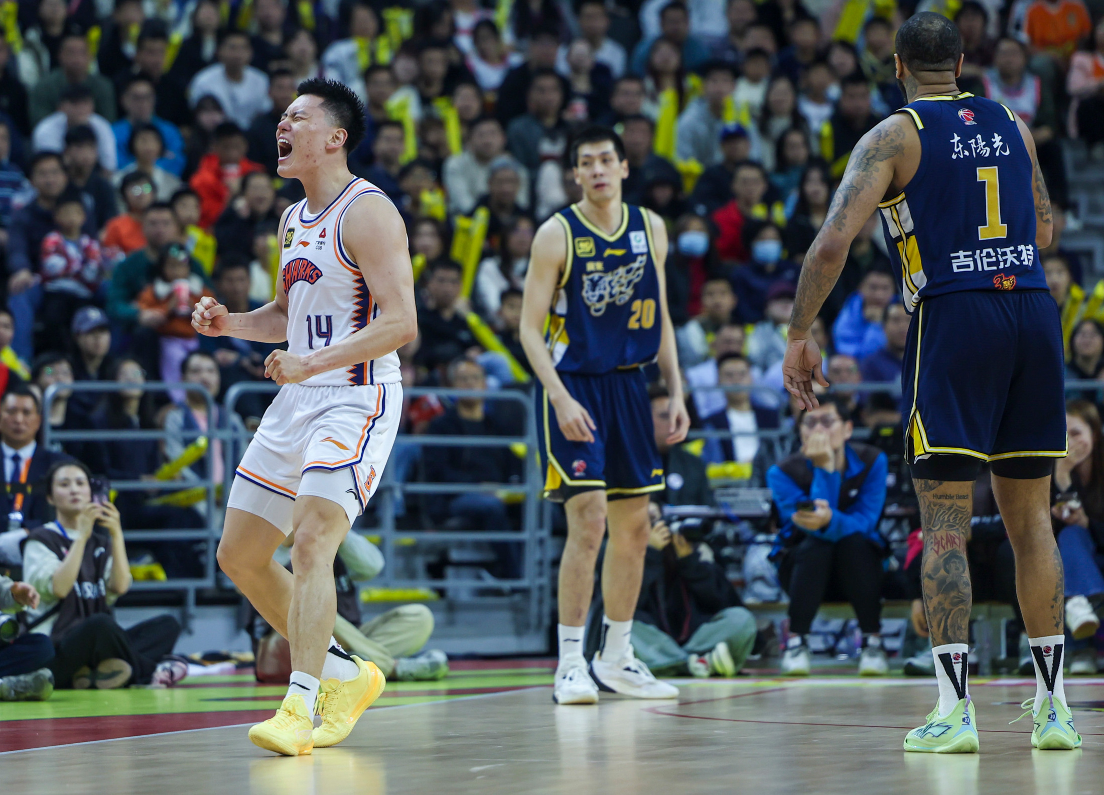 上海男篮成功晋级八强，逐梦冠军