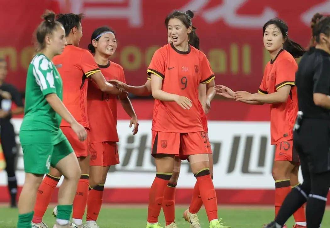 张某在女足比赛中表现出色，成为焦点