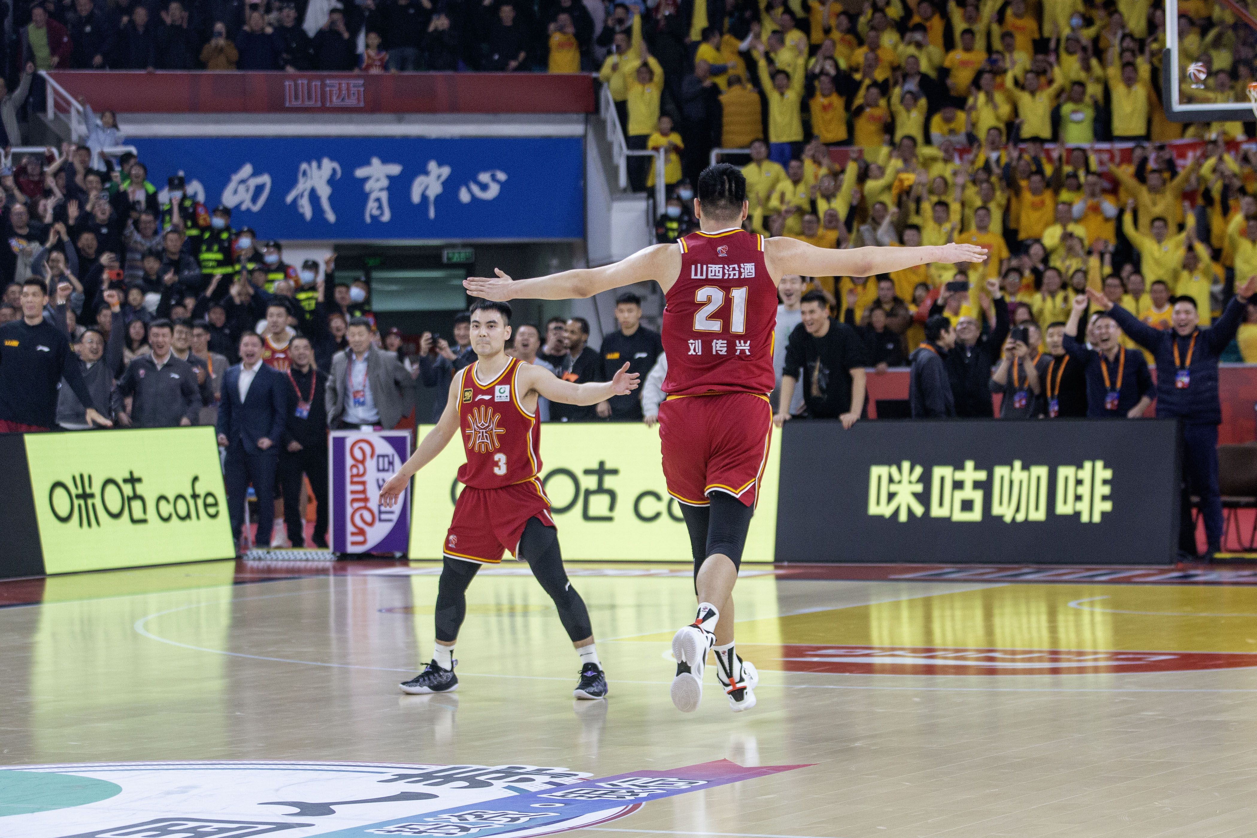 新疆男篮赢得比赛，取得胜利晋级