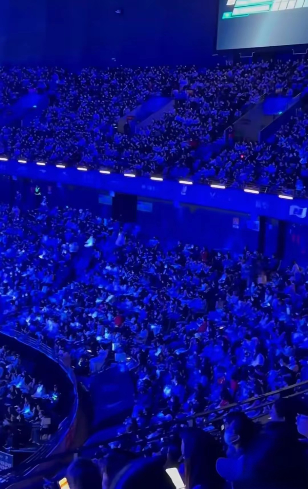 关于红蓝战队激烈角逐，草地上飞起了球迷的欢呼声的信息