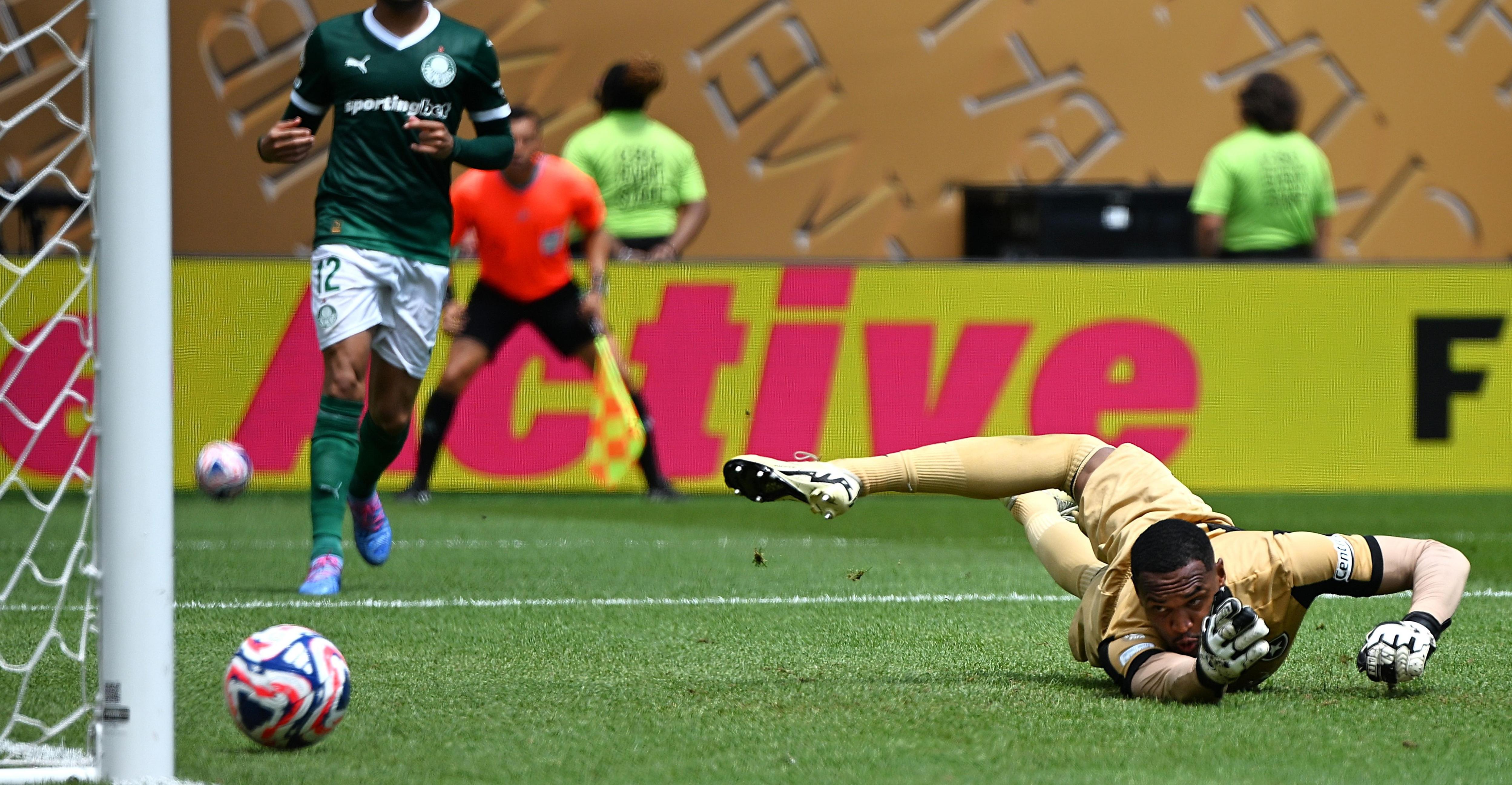 一场激烈的足球对抗让球迷尖叫不已的简单介绍