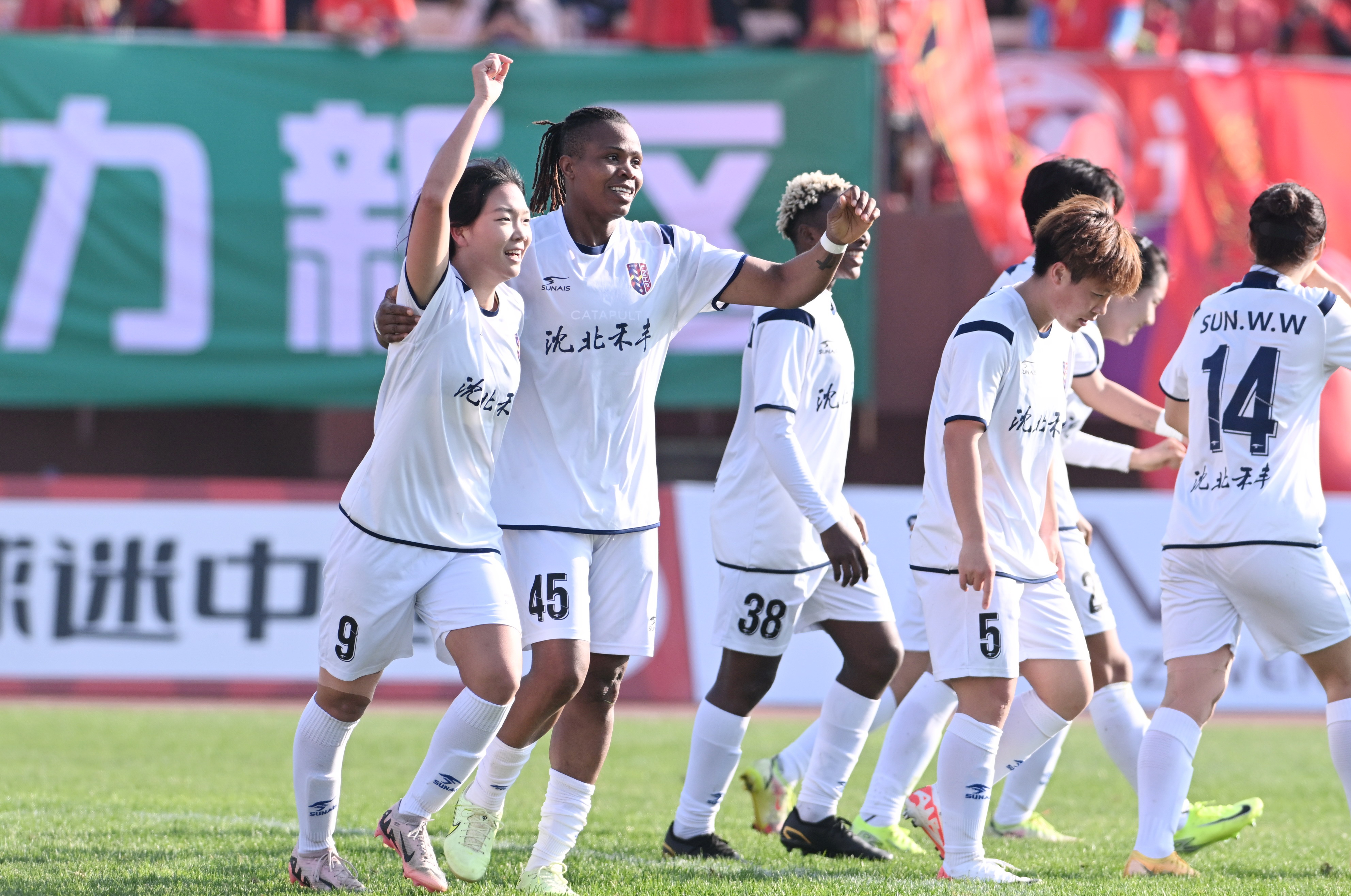 包含选手表现稳定，女足比赛赛场精彩纷呈、球迷欣喜观望的词条