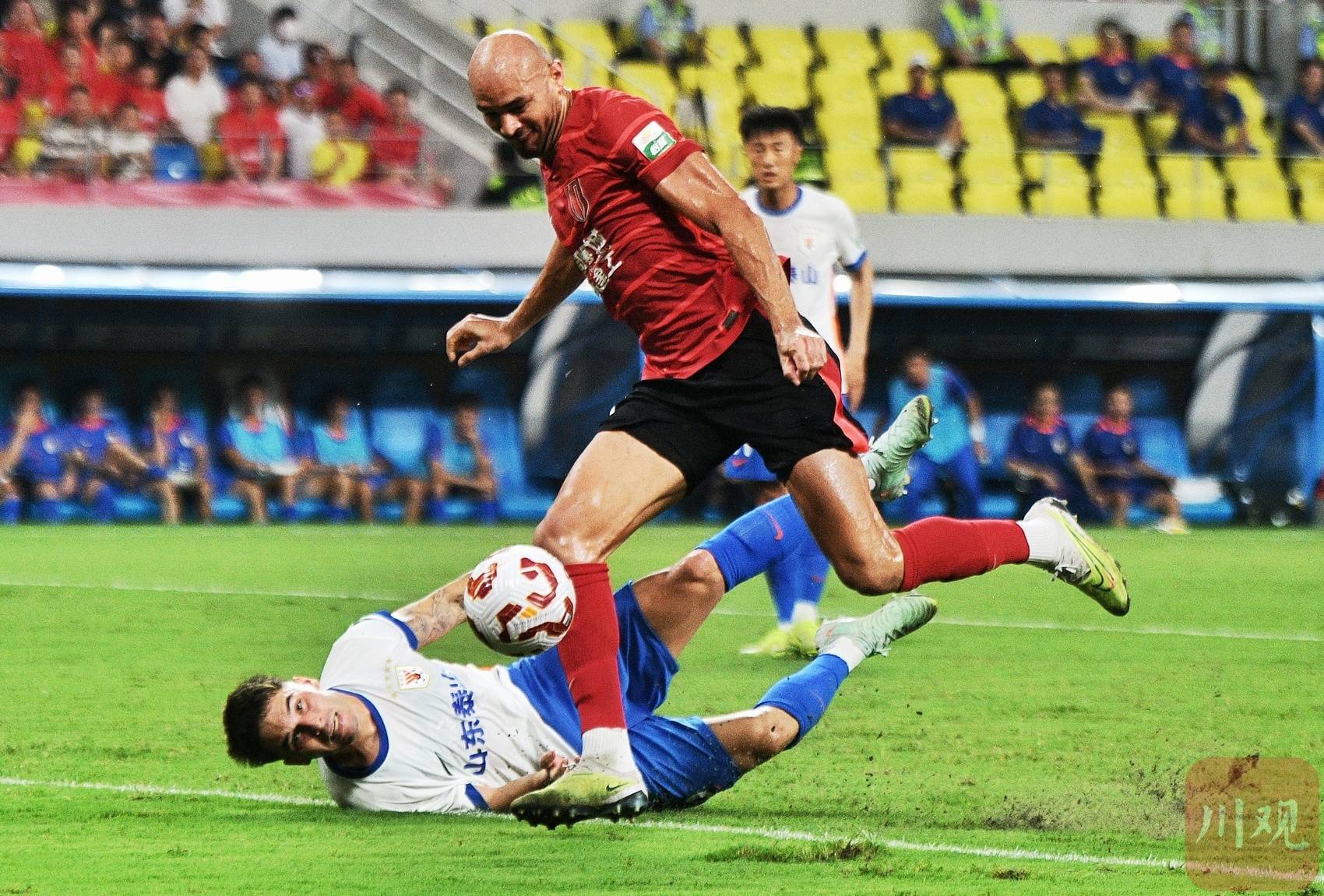 比赛冲突激烈，裁判两度出现干扰事件