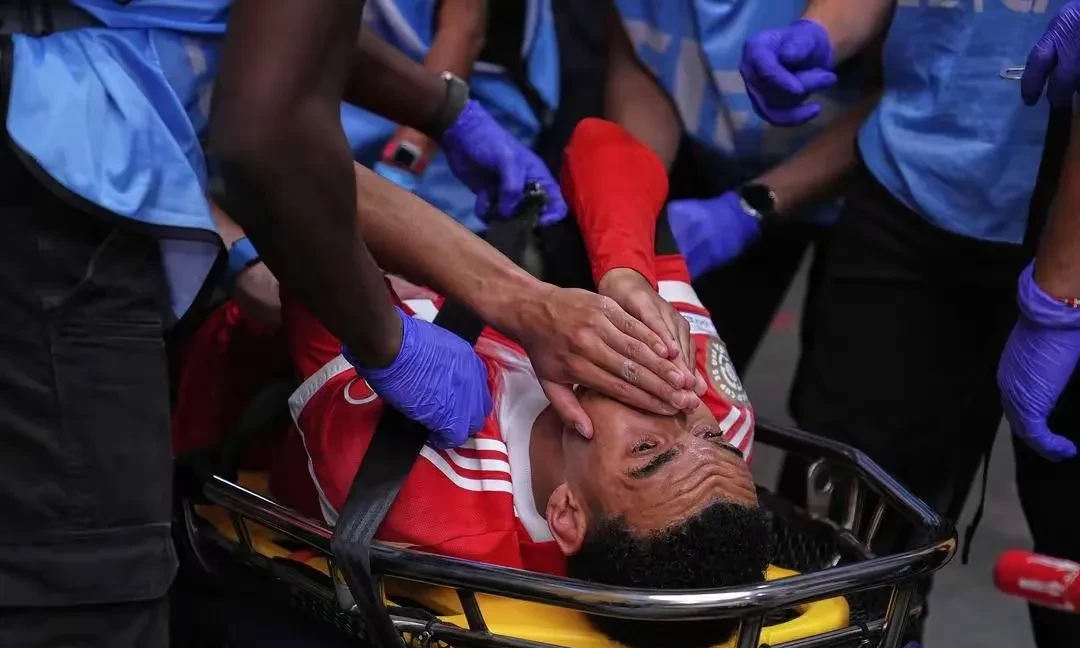 比赛冲突激烈，裁判两度出现干扰事件