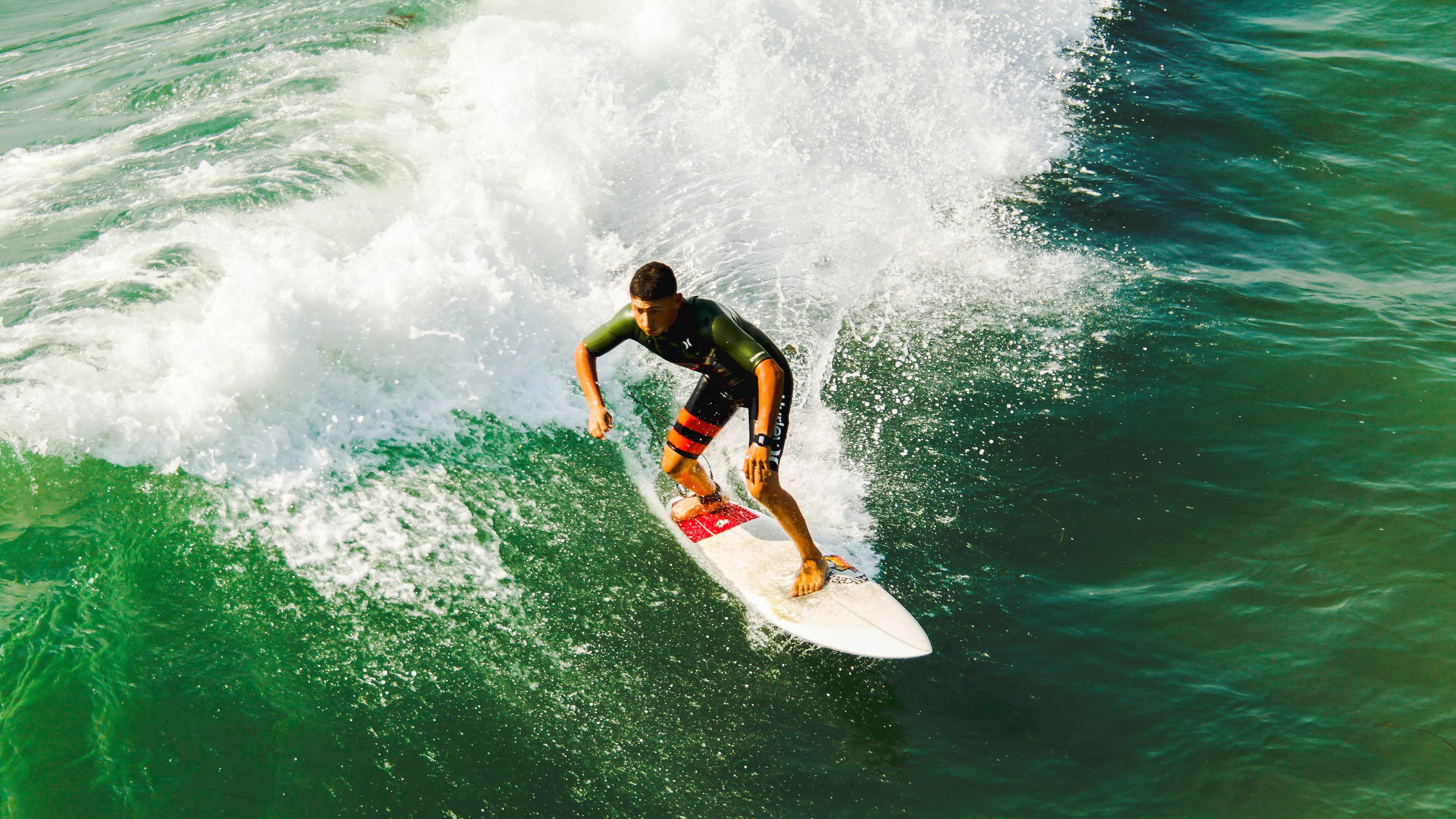 骑士速胜吉林队,布克成为关键先生
