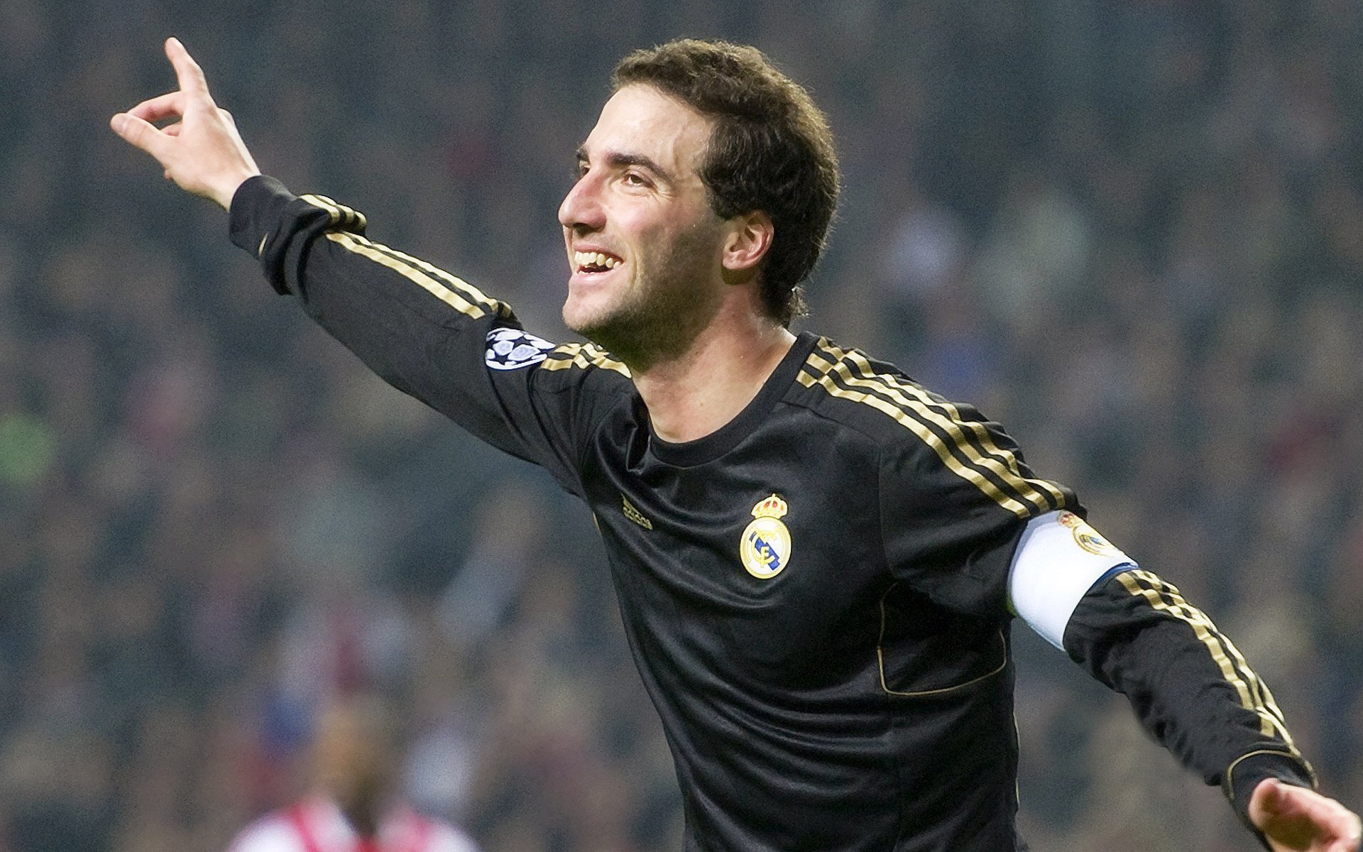 红牛二队鏖战梅赛德斯，汉密尔顿点燃赛场